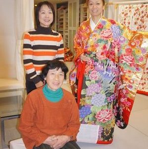 お母様とお祖母様に見守られながら、嬉しいお衣裳合わせ